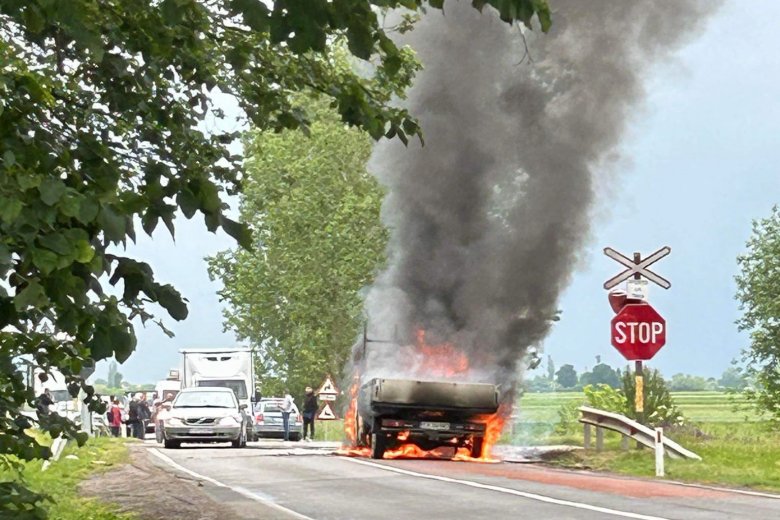 Szerencsétlen szerda délután: felborult egy autó, benne hat emberrel, egy másik kocsi pedig kiégett