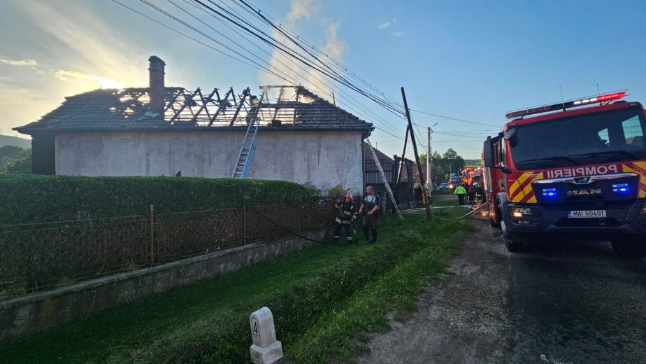Túlhevült kémény miatt kapott lángra egy családi ház tetőzete