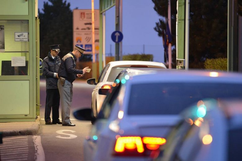 Jön az ünnep, sok a hamis áru: román autóban találtak nagy mennyiségű hamisított terméket a magyar pénzügyőrök