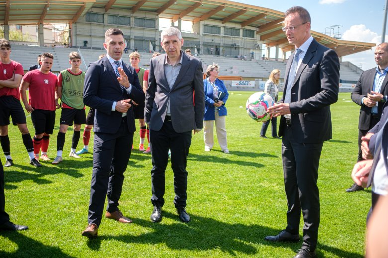 A kupadöntőre készülő ifjúsági labdarúgókat is meglátogatta Szijjártó Péter