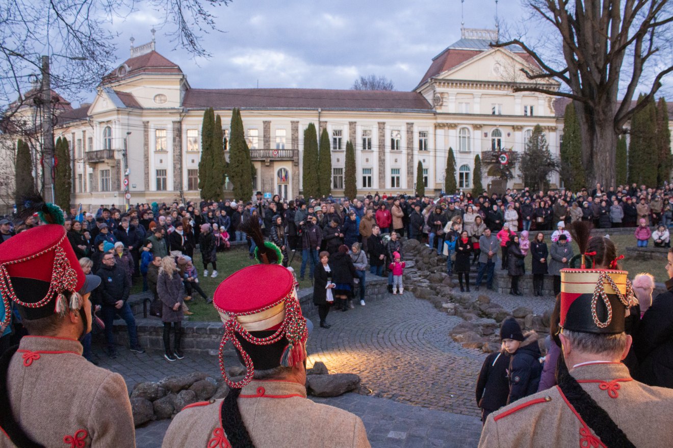 Gyermeksereg énekelt a Mikó-vár előtt, Petőfire és március 15-re emlékezve