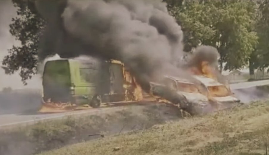 Két gépkocsi ütközött egy mikrobusszal – mindhárom jármű lángba borult (VIDEÓval)