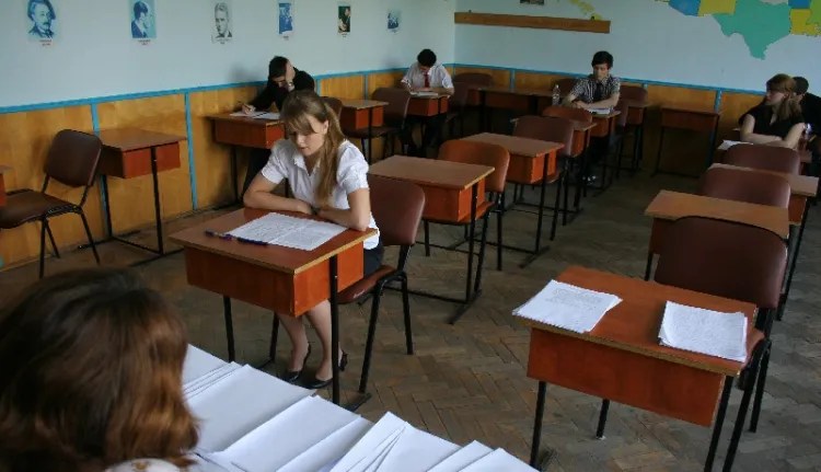 Jó hír a végzősöknek: könnyebb vizsgatételeket ígér az oktatási miniszter