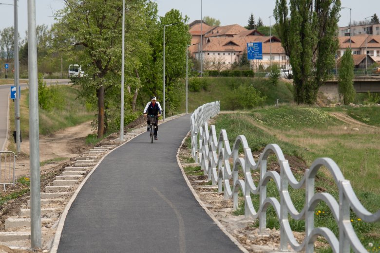 A városvezetés szerint szükségszerű a fémkorlát az új kerékpárút mentén