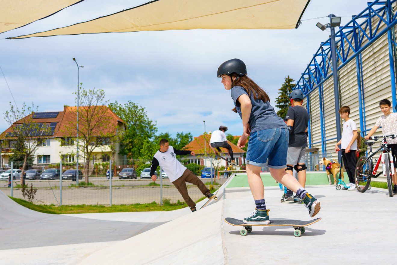 Mágnesként vonzza a fiatalokat Sepsiszentgyörgy új skateparkja