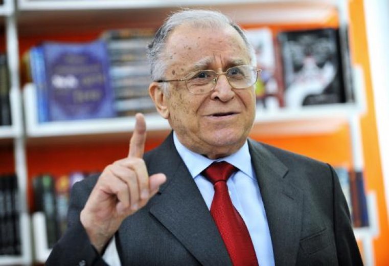 Jól szórakozik a magas életkorán élcelődő mémeken a 94 éves Iliescu, és nem sírja vissza a kommunizmust