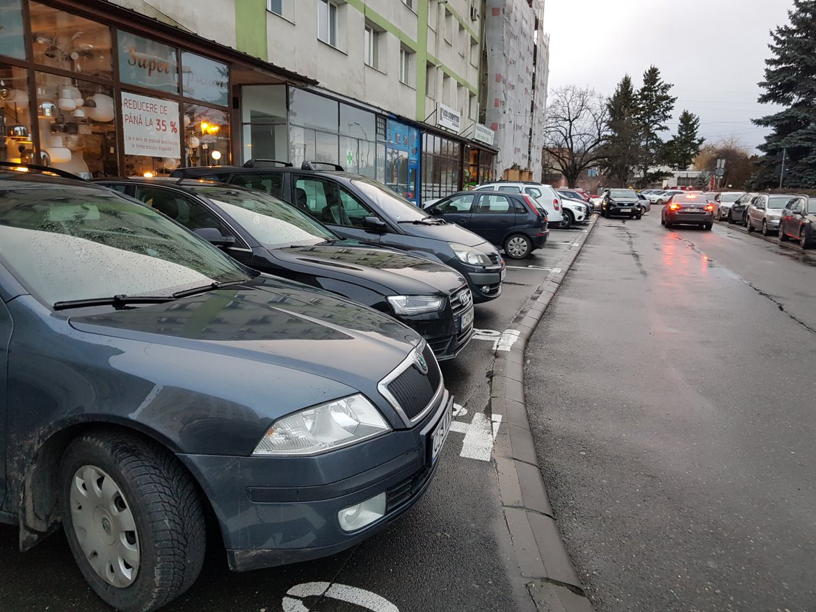 Nehéz parkolóhelyet találni Kolozsváron, de más erdélyi városokra is sok a panasz