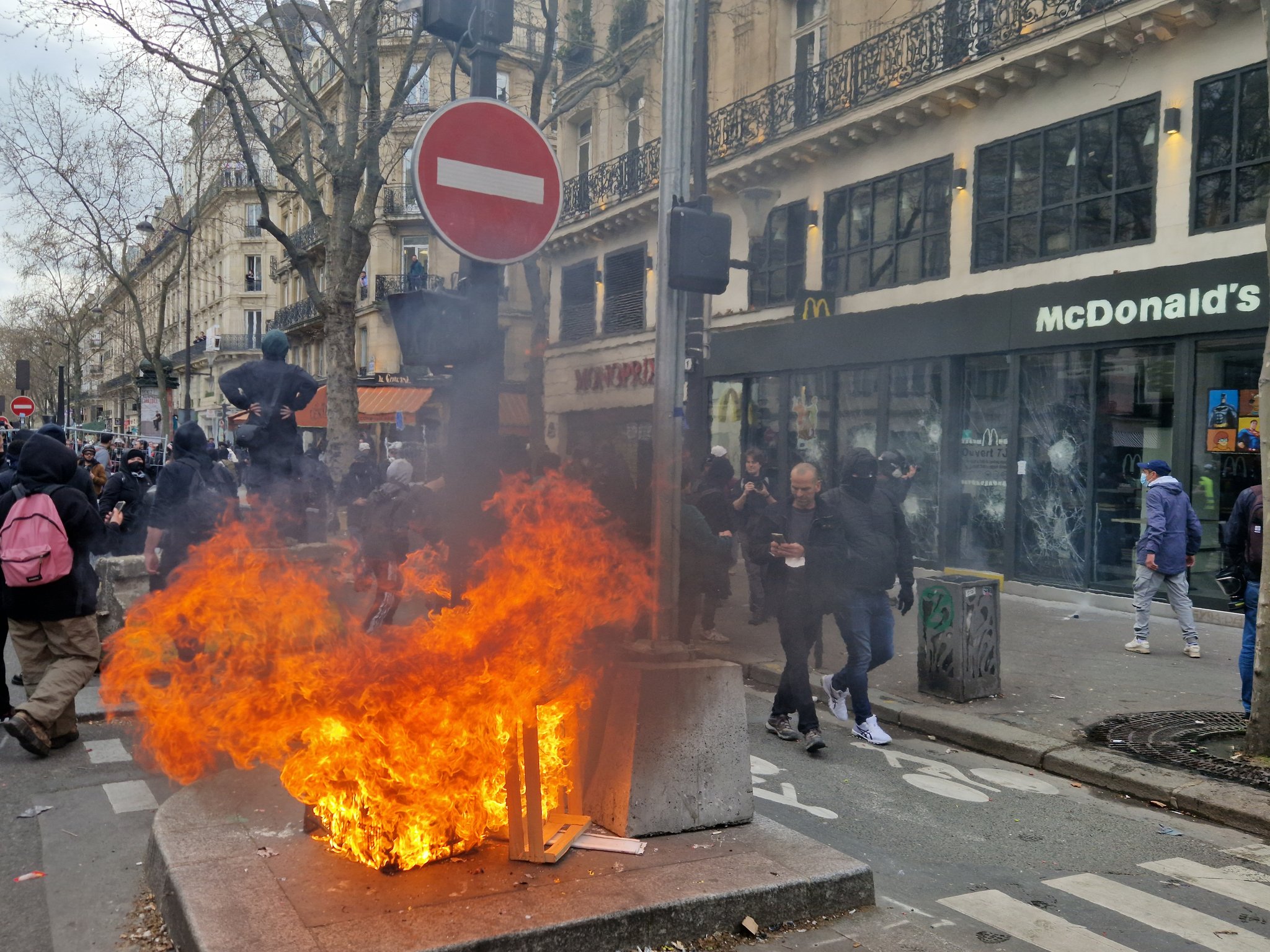 Súlyos összecsapásokba torkolltak a vitatott nyugdíjreform elleni tiltakozások Franciaországban