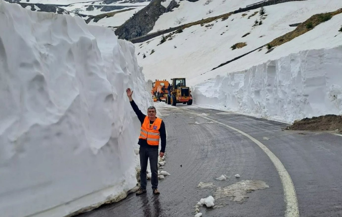Lavinaveszélyes szakaszon zajlik a Transzfogarasi út hótalanítása, a hóréteg néhol eléri a négy métert – videó