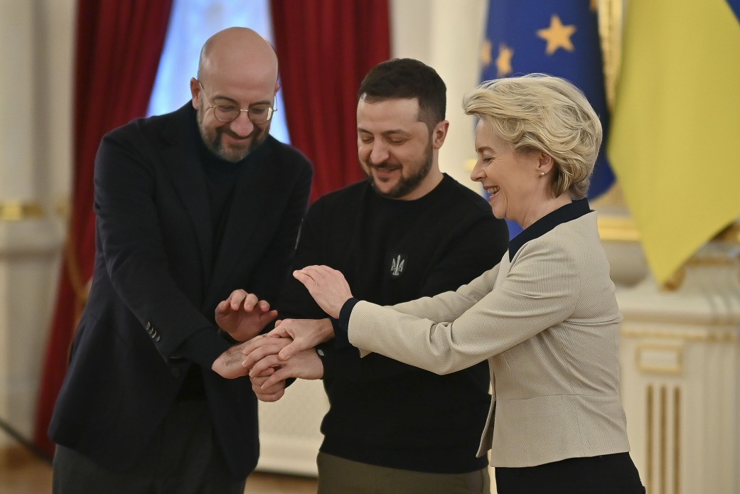 Kezdetnek egymilliárd eurót és uniós tagságot ígértek Ukrajnának az EU vezetői Kijevben