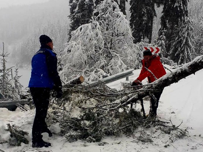 Várandós nőket, dialízisre szoruló betegeket szállító járművek akadtak el a hóban Románia keleti megyéiben
