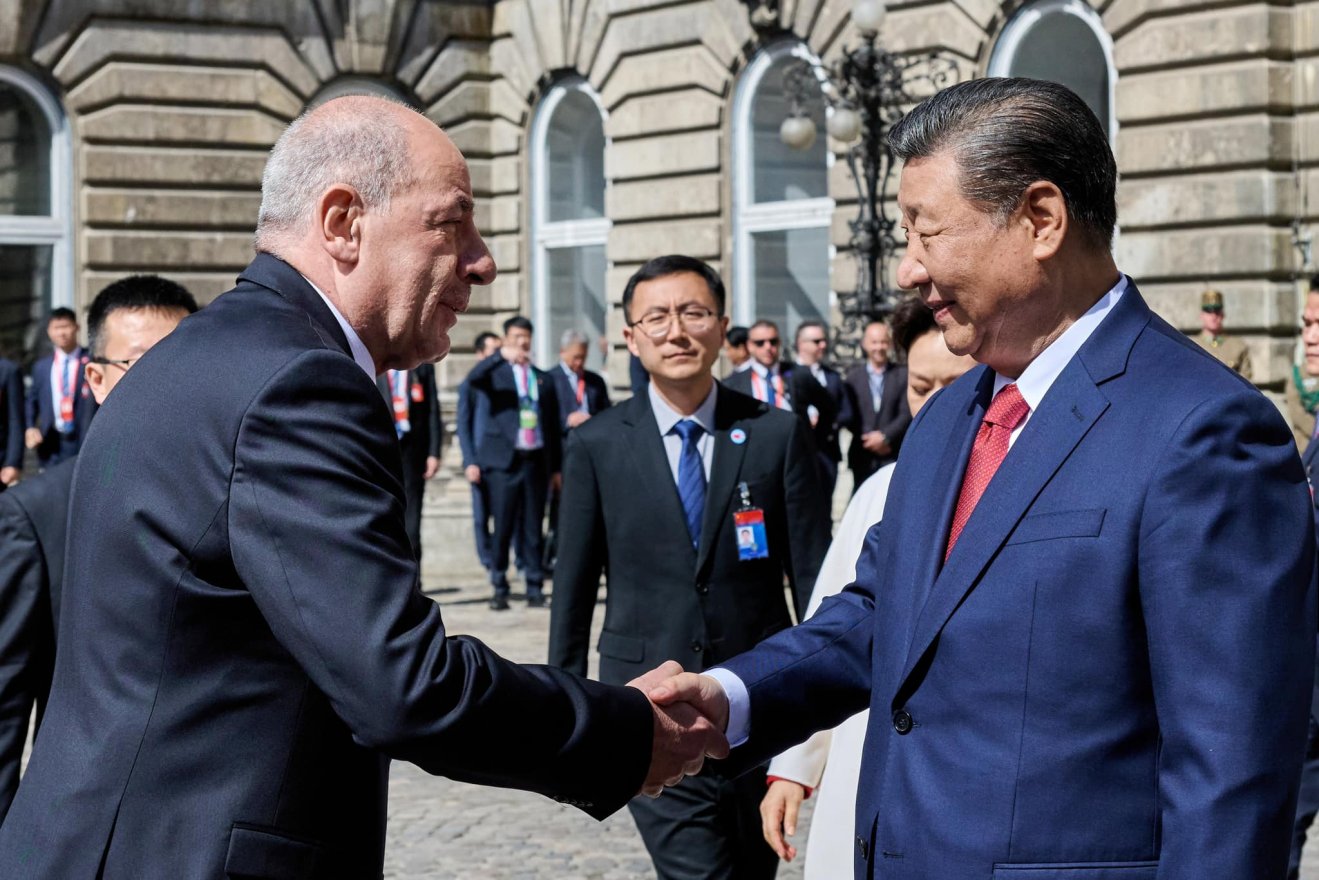 A keleti-nyugati együttműködés nem veszély, hanem lehetőség: a kínai elnököt fogadta a magyar államfő