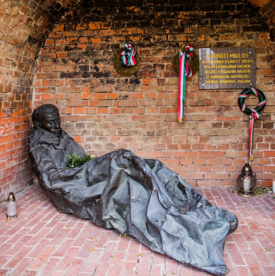 Letörték a fejét és ellopták Radnóti Miklós szobrát Pannonhalmáról, ahonnan munkaszolgálatra hurcolták a költőt