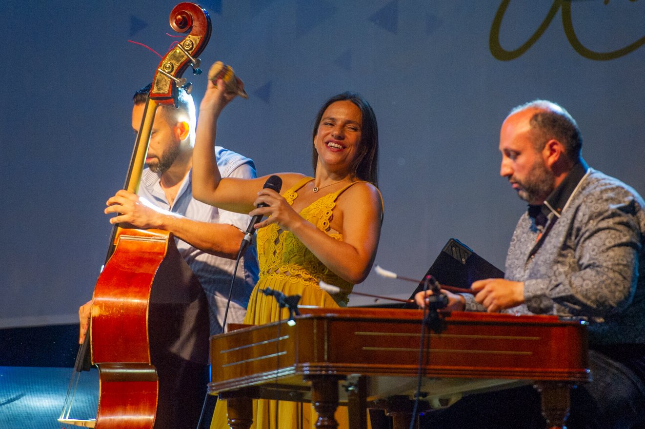 A „Cimbalomkirállyal” koncertezik Kolozsváron a magyar népzenét anyanyelvének tekintő Palya Bea